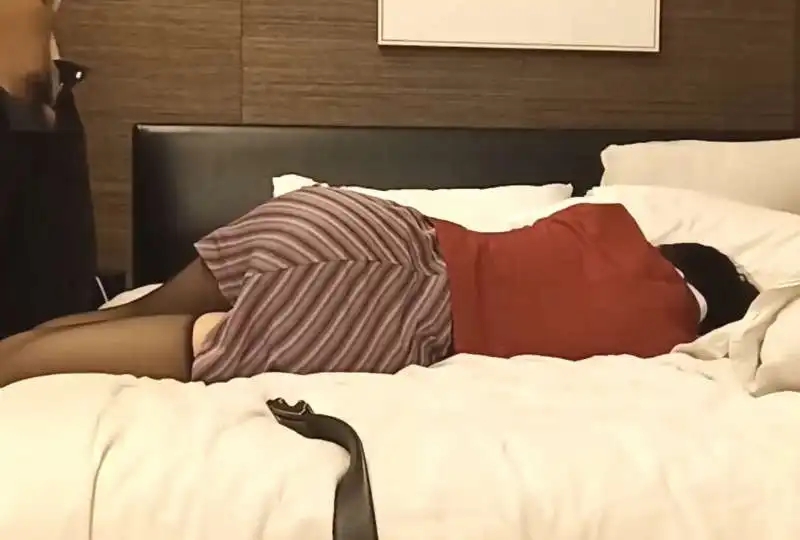 CK内裤骚哥哥激情诱惑，内裤包裹下的巨根呼之欲出！