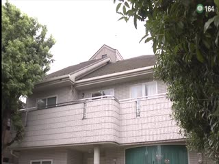 我的女老闆比我高 174 公分 ，擁有大屁股和大胸部，她俯視著我的超級受虐雞巴，並用安裝壓力機將其壓碎。 瀬田一花