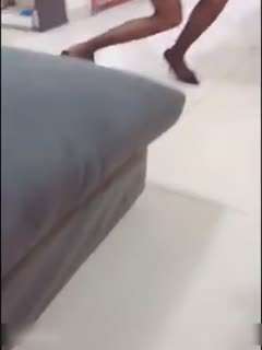 双马尾妹子跟肌肉男初尝禁果 小穴太紧插不进去 只好给大屌打飞机