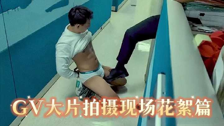 小娇妻被老公献出，绿帽戴牢，她主动撅起屁股浪叫 快插进来 ，一群猛男轮流用肉棒戳进她肿胀的骚穴，操得逼水直淌满地，精液射进去混着溢出，她高潮迭起，骚浪得不停扭腰。