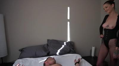 一個欲求不滿的蕩女不斷哀求射在裡面 被八根肉棒輪流操被射了十次 無碼