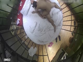 清纯高中妹教室课桌下被同班男生后入偷袭