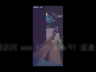 多人行泳装淫乱性爱派对芒果