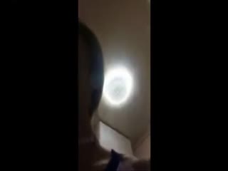 在距离我们的邻居和狼狗很近的花园里后入 大长屌干的她哇哇叫