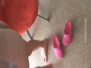 跳蛋贴在小巧玲珑的奶子上 用假鸡巴自慰插逼