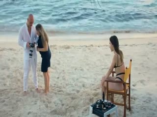 光洁白虎美女【阿美】最新福利，大尺度掰逼裸舞重金定制