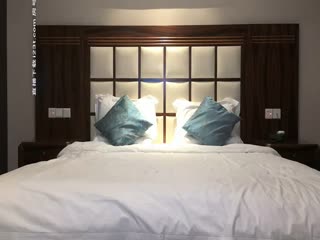 【腹肌小俊】双龙入洞三男激战！肌肉猛攻呻吟不断，后入骑乘体位全解锁