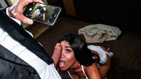 约炮黑丝阿姨 极品熟女黑丝包裹翘臀被小鲜肉当场按倒狂干 骚逼饥渴浪叫求插 母狗本性彻底暴露！ A片