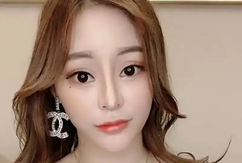 BGalaga对一个年轻女孩进行催眠并用纯粹的活塞练习客户服务以克服见某人的困难