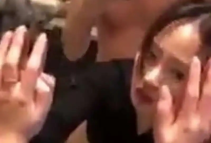 【兄妹乱伦】和妹妹第一次出来开房，手把手教妹妹口交，妹妹果然没有经验，把第一次口交给了我_其实能感觉到妹妹性欲挺大的，还没怎样，内裤全都湿