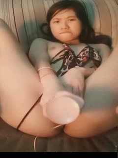 當我偷看女友妹妹換衣服的時候 我瞬間對她那巨大的胸部產生了性慾！她天生不自覺，而且不怕壓力，所以我很認真地請求她，她也答應了。志乃真由 篠真有