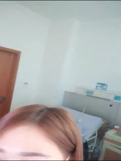 炸鸡店三位骚货进行4P榨取精液。 美女们轮番骑乘后入猛干湿穴。 A片