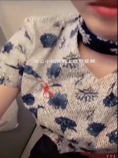 一位女大學生，直到最近在約會網站遇到一個男人，她的眼睛向深喉嚨大聲笑，她的眼睛淚流滿面