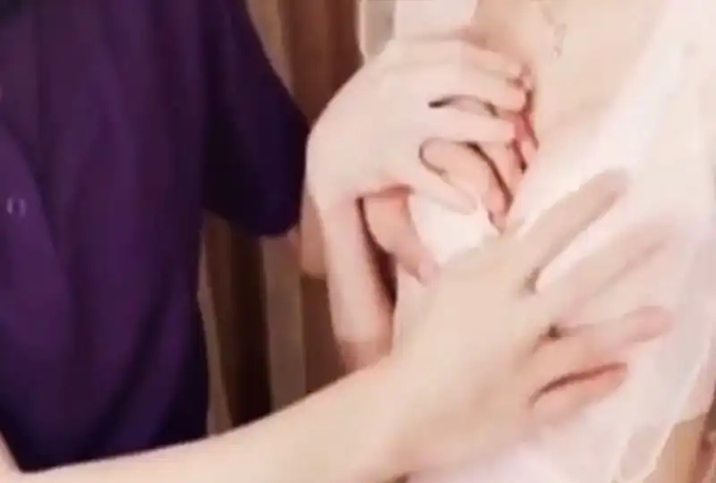 巨女调教男奴极大反差 全体重踩踏坐脸窒息一脸懵逼