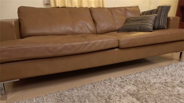 在由鄰居的腿部美容師妻子經營的家庭沙龍中，她被挑釁到穆勒 雷姆斯特 Murem Remsts ，並被哈米奇 Hamichin 豎立，她被射精的腳袋多次射精。Kazuhana Bien