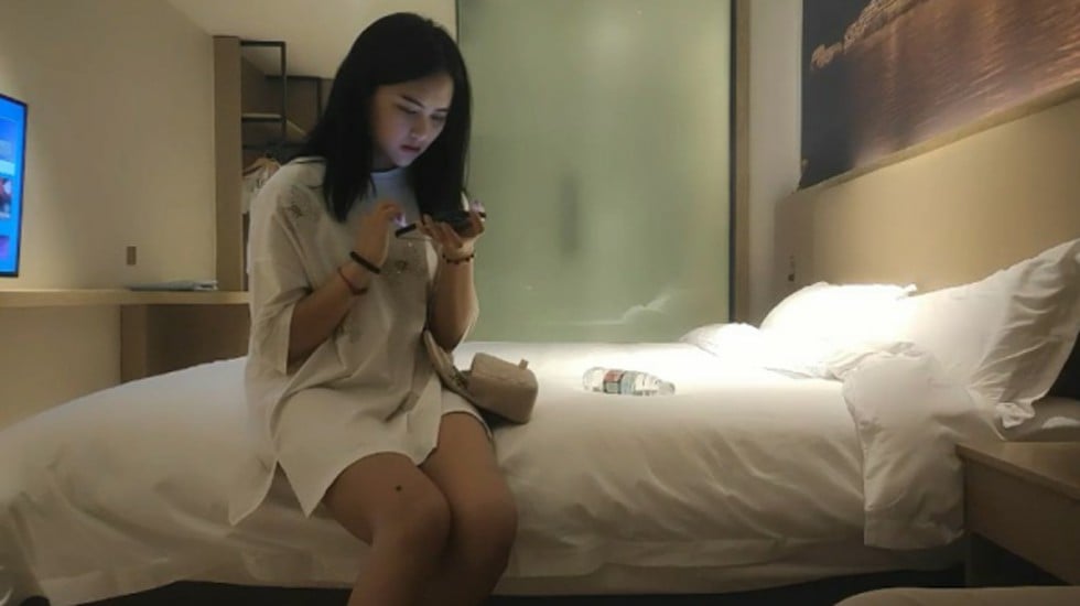 MIDA499 為了賺取母親的治療費，我最喜歡的女友和可疑的資產家老頭簽下雇用契約一個月 沒想到她竟然變成了淫亂的女僕，發狂地做著那種事 小野六花