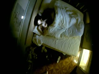 女仆用她的大奶子勾引她的雇主实在是太强壮了想要满足