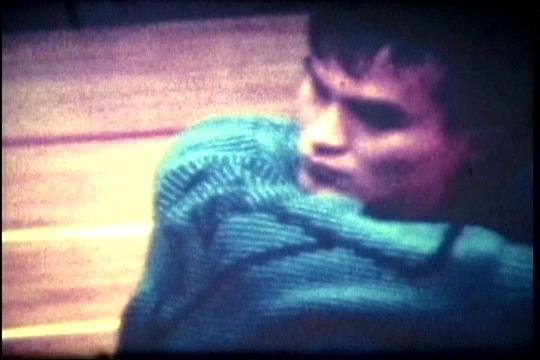 我和我的朋友操了校友协调员 金发和黑发，我们给了他双重口交，让他筋疲力尽。