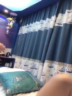 我邀请我最好的朋友来操我的男人。两个双性女同性恋带上假阳具做爱，直到被男朋友抓住。