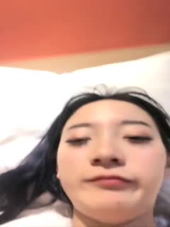 将我的嘴唇和手指张开在紧致的阴户中