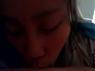 我的继妹放学很早就到了，忍不住向我要一根有精液的鸡巴