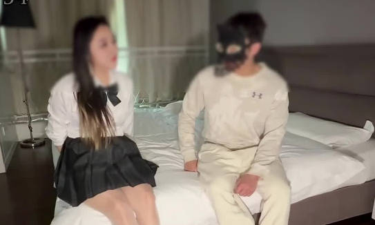 老婆拍摄伪AV却在镜头后真枪实弹-丝袜小淫妻